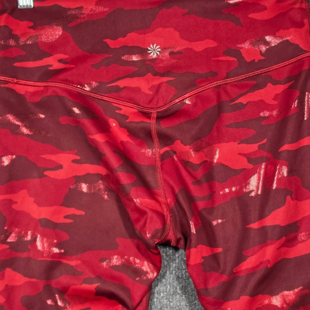 Athleta Elation Train Womens Medium Printed 7/8 Tight Holiday 2021 Red Camo Foil